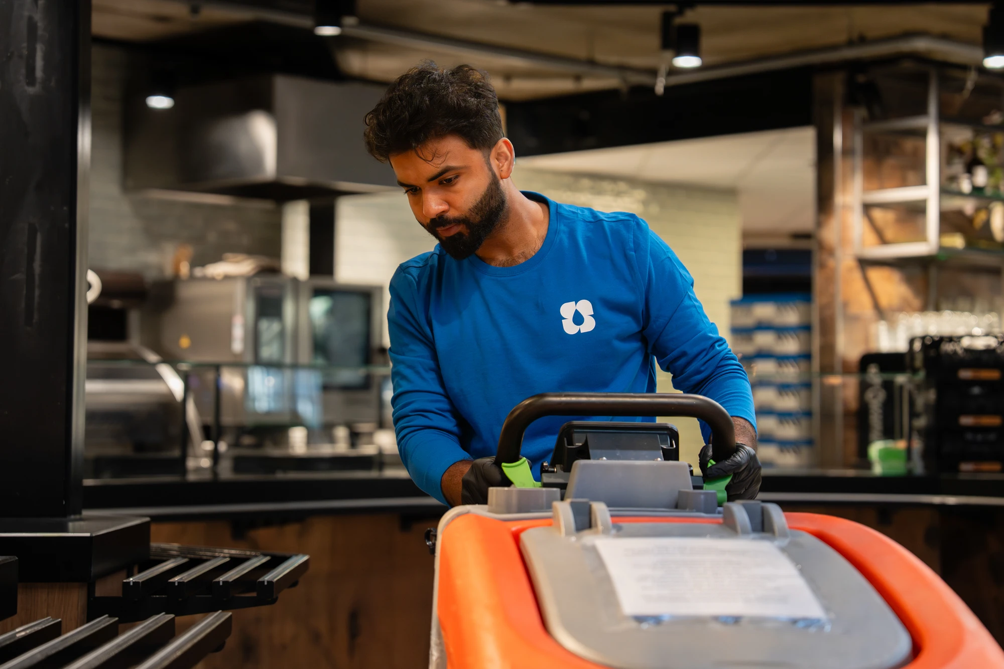 Medewerker van SMB Duiven met een schrobmachine