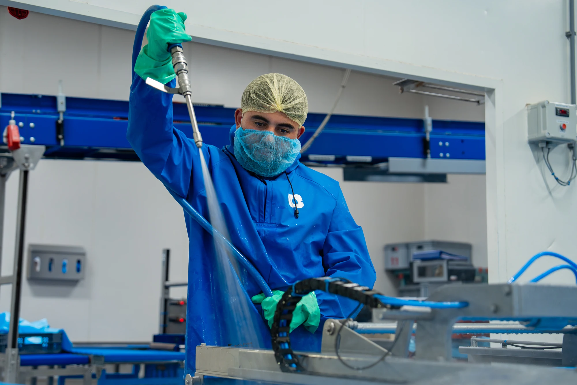 Medewerker reinigt een productiemachine
