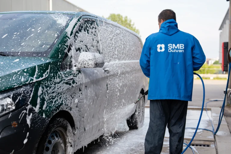Medewerker van SMB Duiven bij een bestelbus
